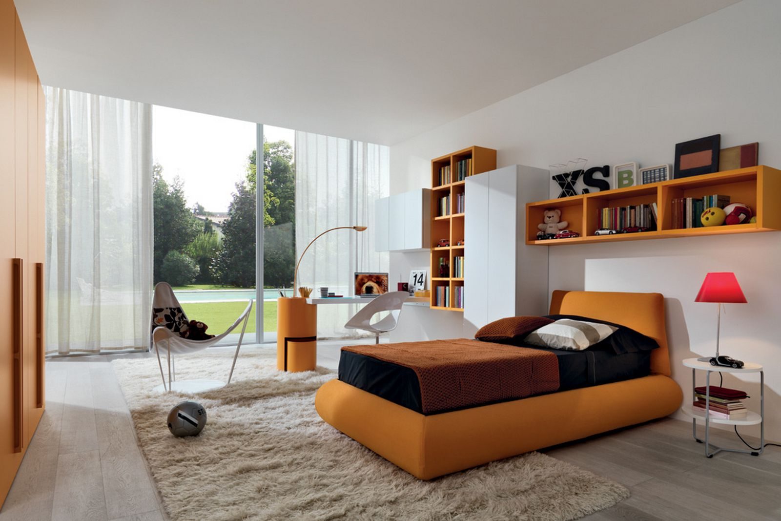 Dormitorio con accesorios naranjas