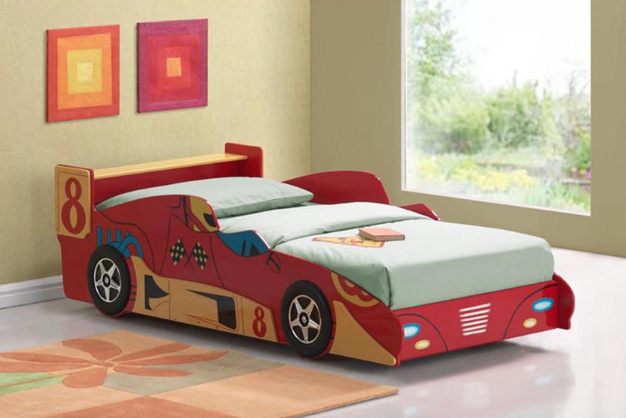 Dormitorio infantil con cama de coche de carreras